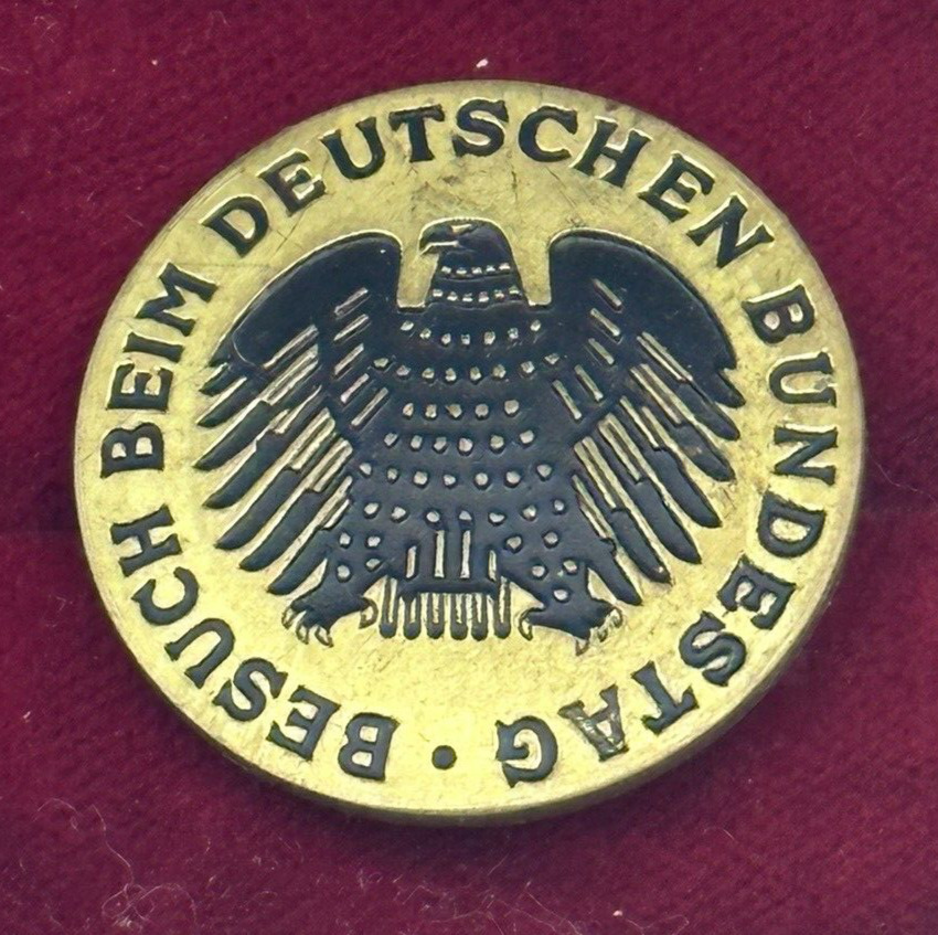 GERMANY VINTAGE LAPEL PIN BADGE PARLIAMENT BESUCH BEIM DEUTSCHEN BUNDESTAG