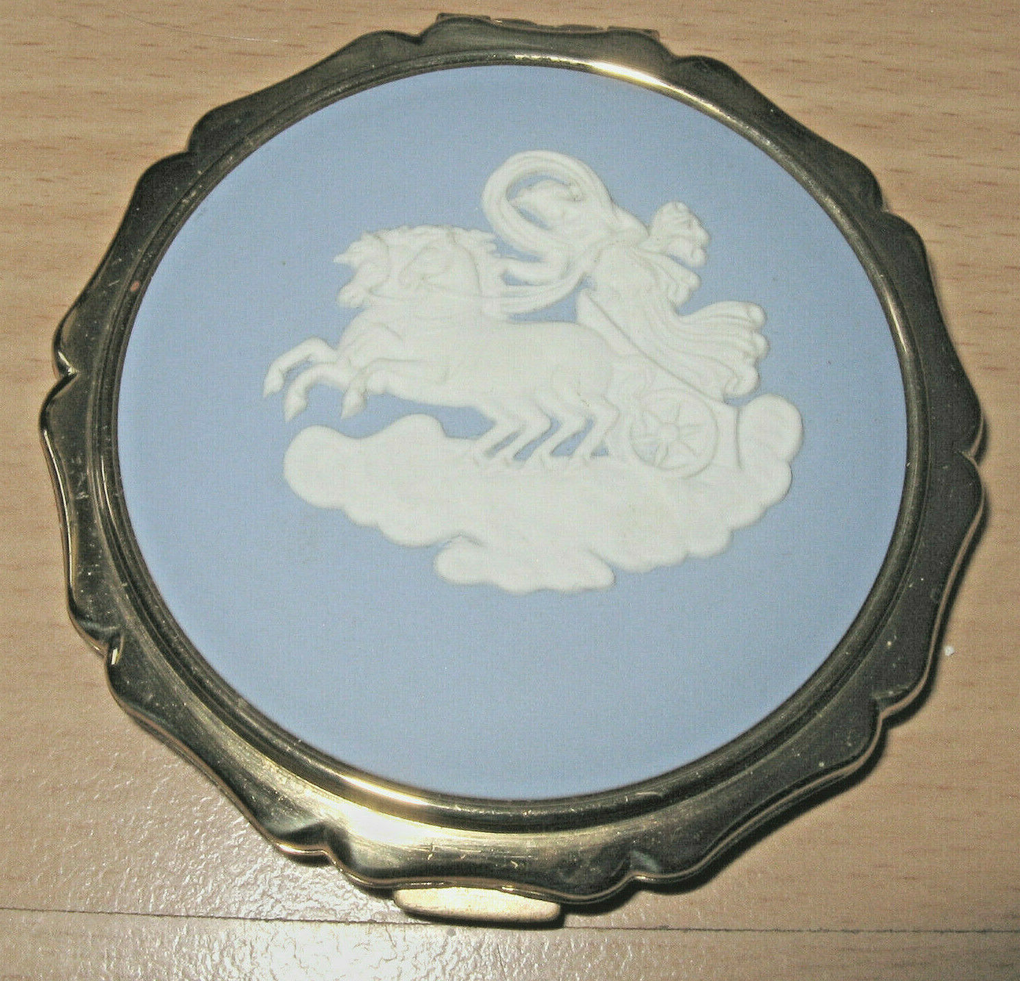 Jasperware Wedgwood Stratton Powder Compact Woman & Chariot Unused with tags
