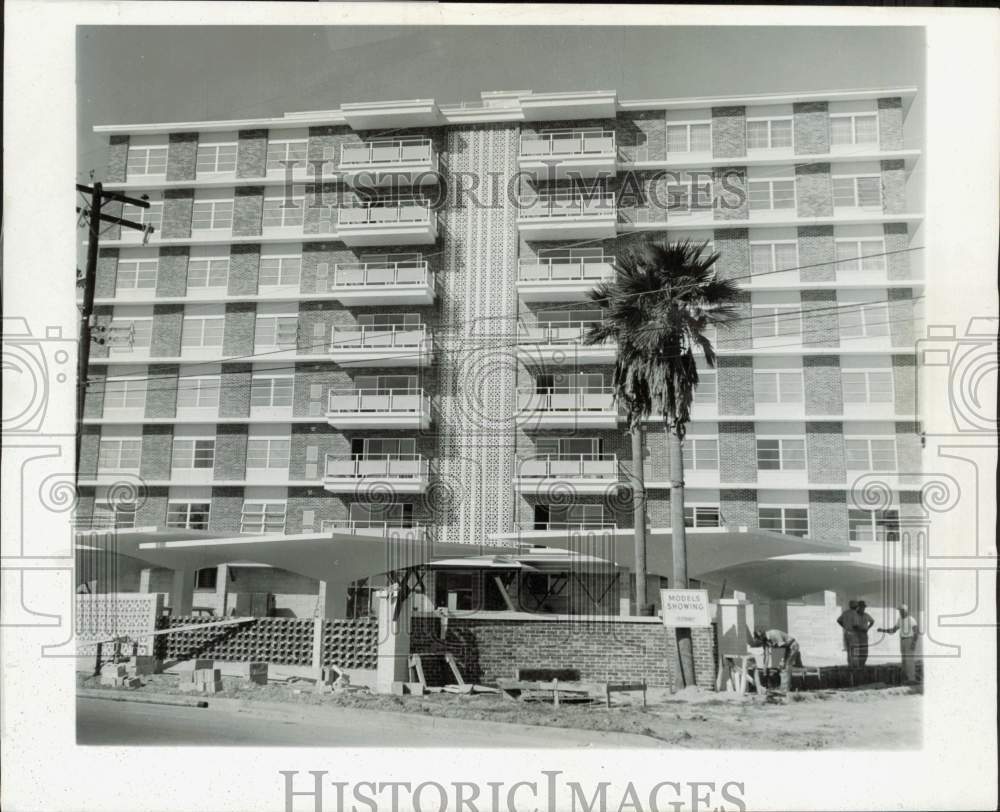 1965 Press Photo Front view of the Harbour Towers in Fort Myers, Florida