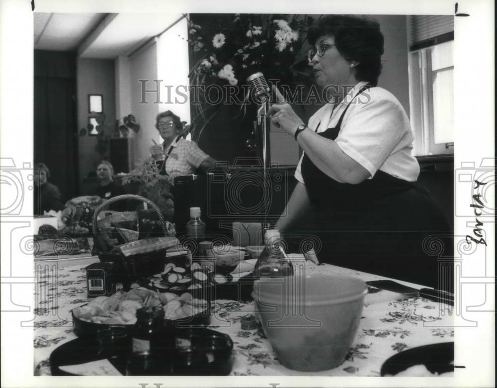 1990 Media Photo Gwen Barclay doing a cooking lesson.