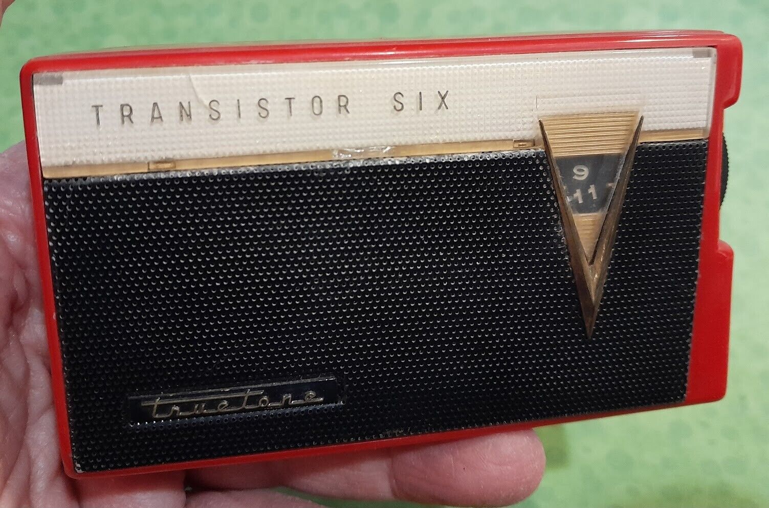 Vintage 1960 TRUETONE DC 3052 Bright Red Vee 6 transistor Pocket Radio Japan
