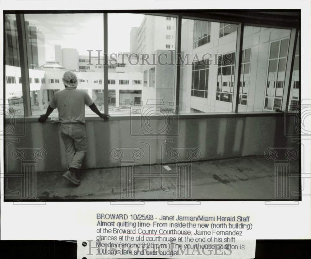 1993 Press Photo Jaime Fernandez glances at the old Broward County courthouse