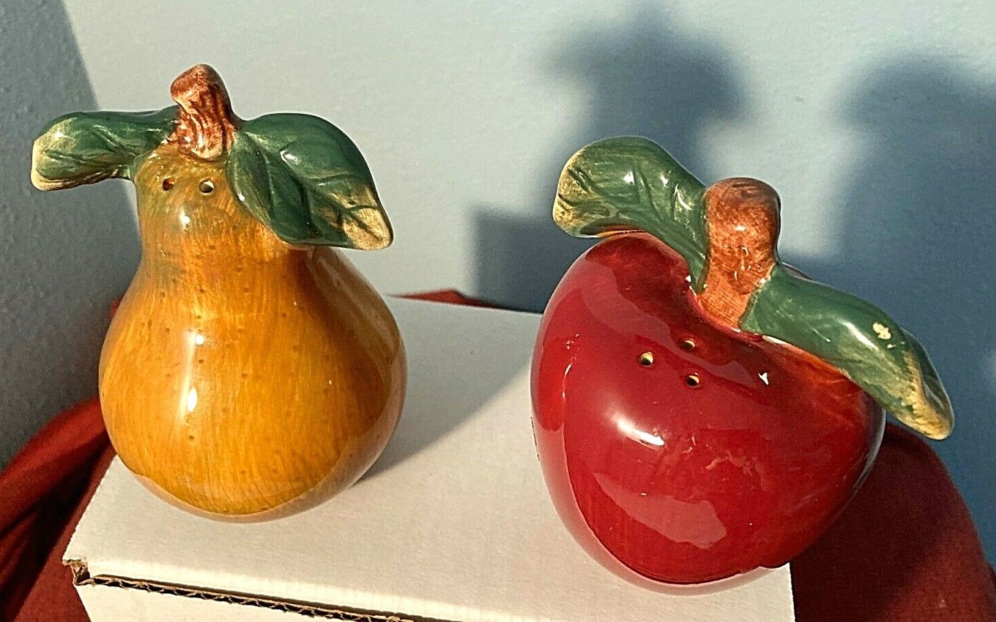 VTG 1980\'s SAKURA Hand-Painted Apple&Pear Fruit Ceramic SALT/PEPPER Shakers-EUC
