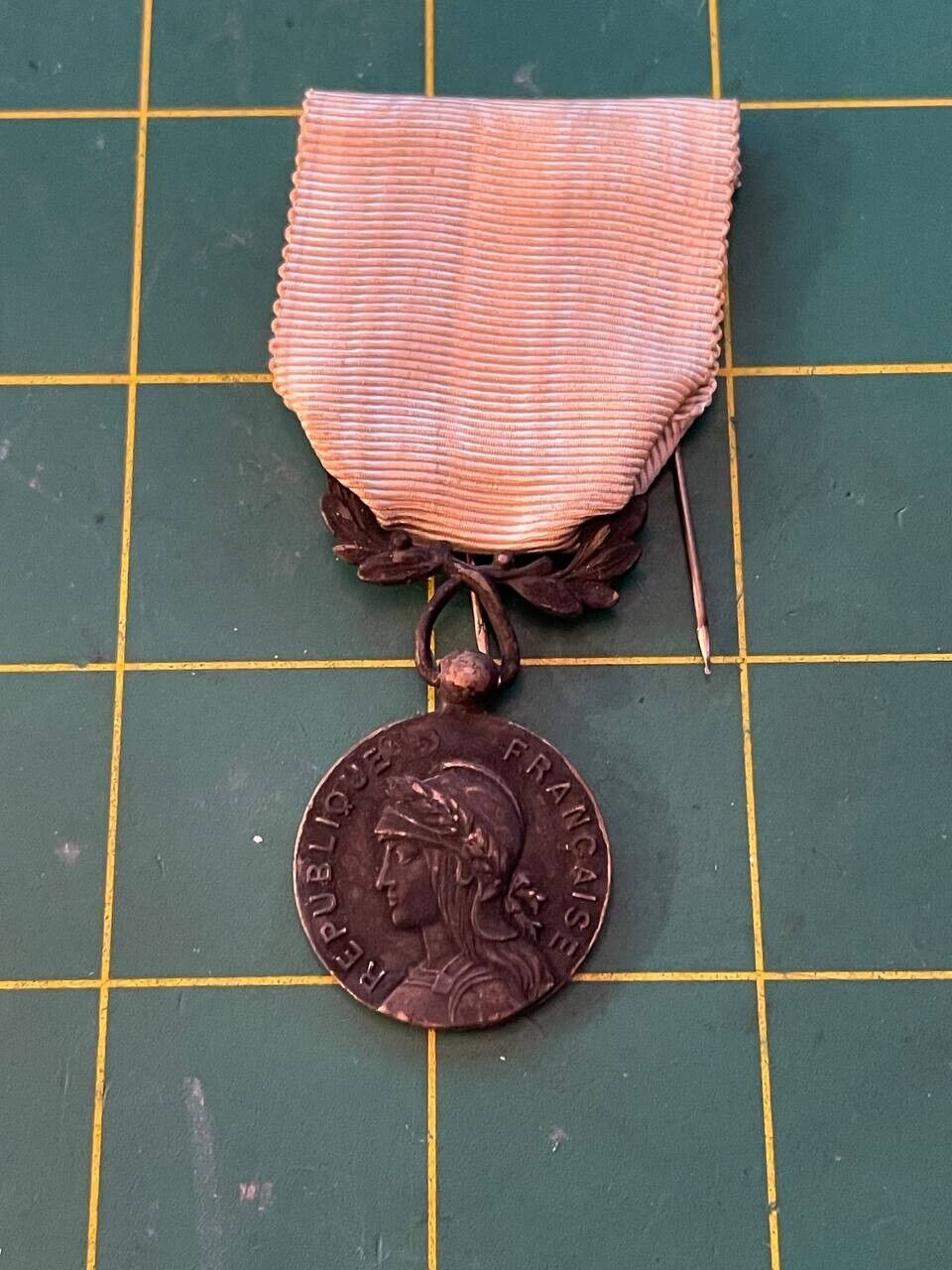 FRENCH Vintage OVERSEAS SERVICE MEDAL MEDAILLE D\'OUTRE MER FRANCE 05-001