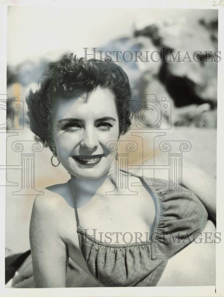 1955 Press Photo Former child star Margaret O\'Brien shown at Malibu Beach, CA