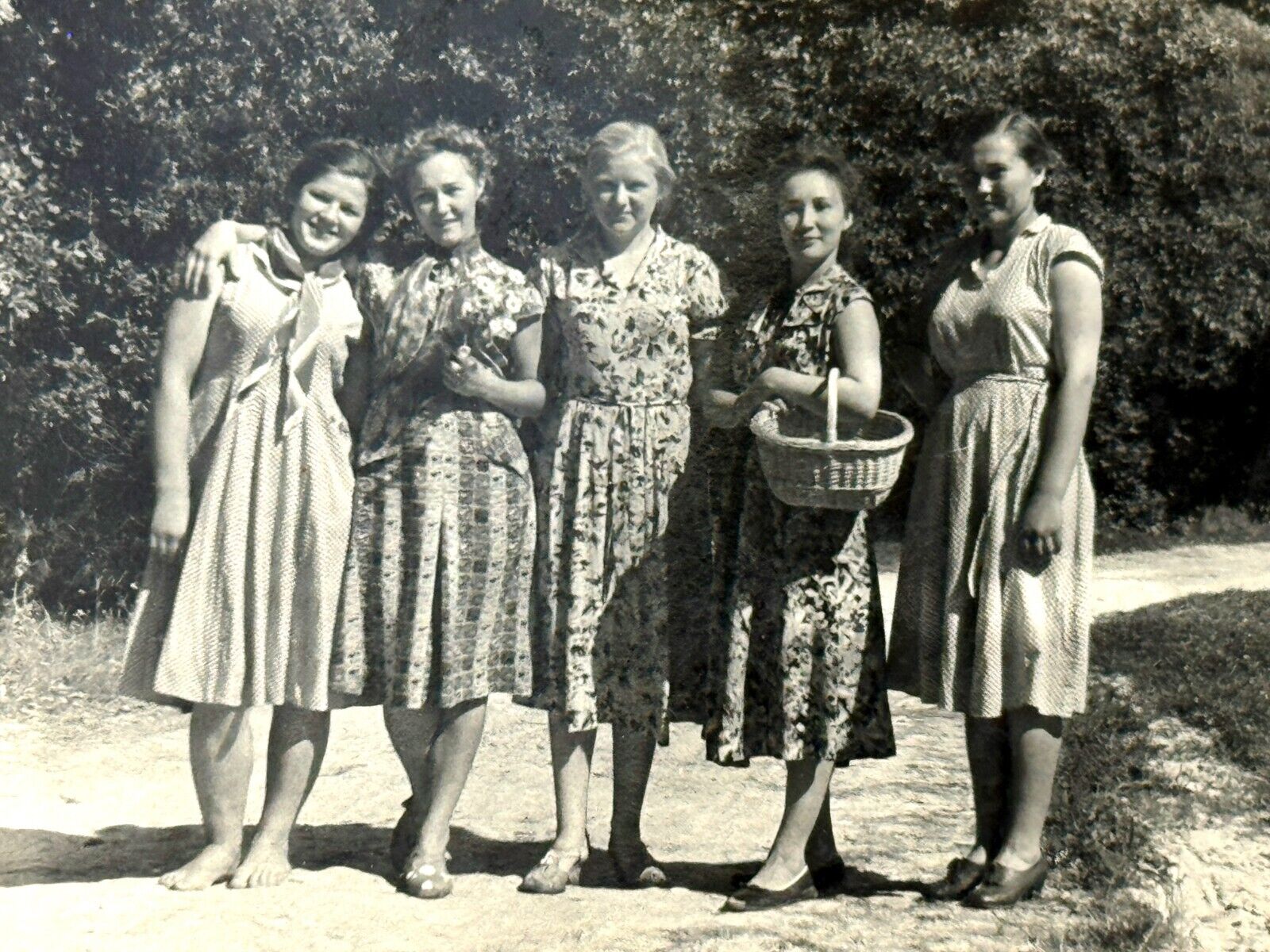 1950s Five Happy Pretty Young Women Smiling Girlfriends Vintage Photo Snapshot