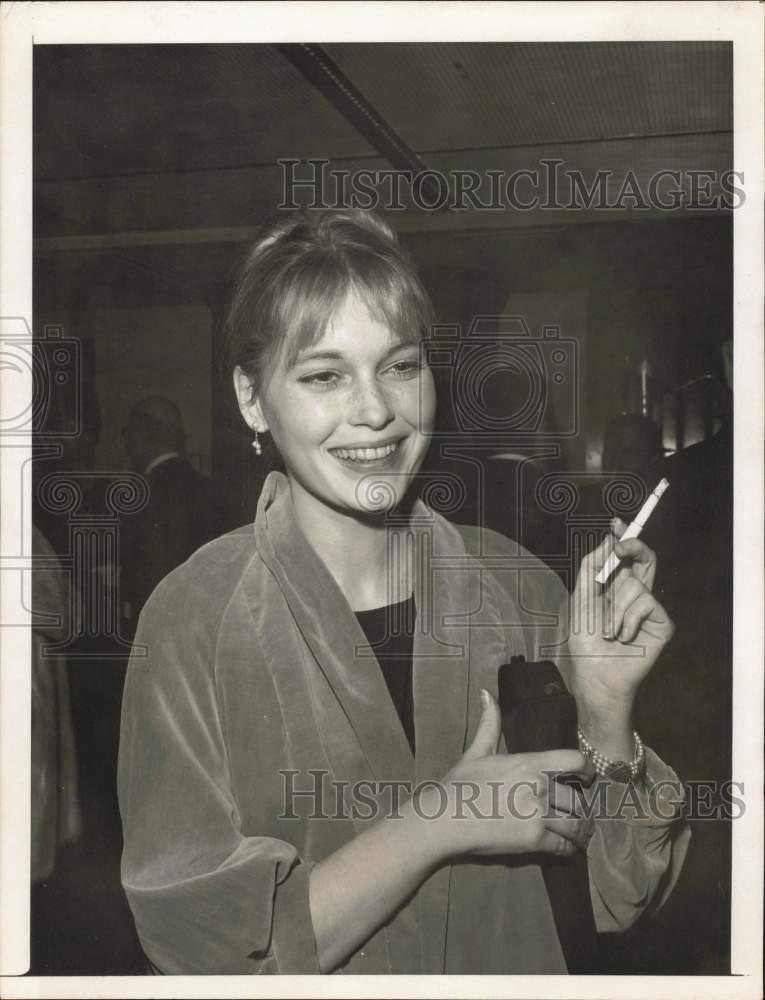 1965 Press Photo Actress Mia Farrow smoking a cigarette. - lrx96849