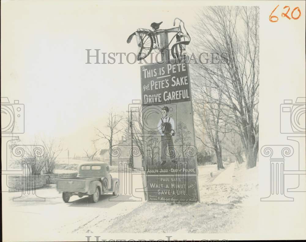 1962 Press Photo Traffic Safety Sign in Argyle, Wisconsin - nei49457