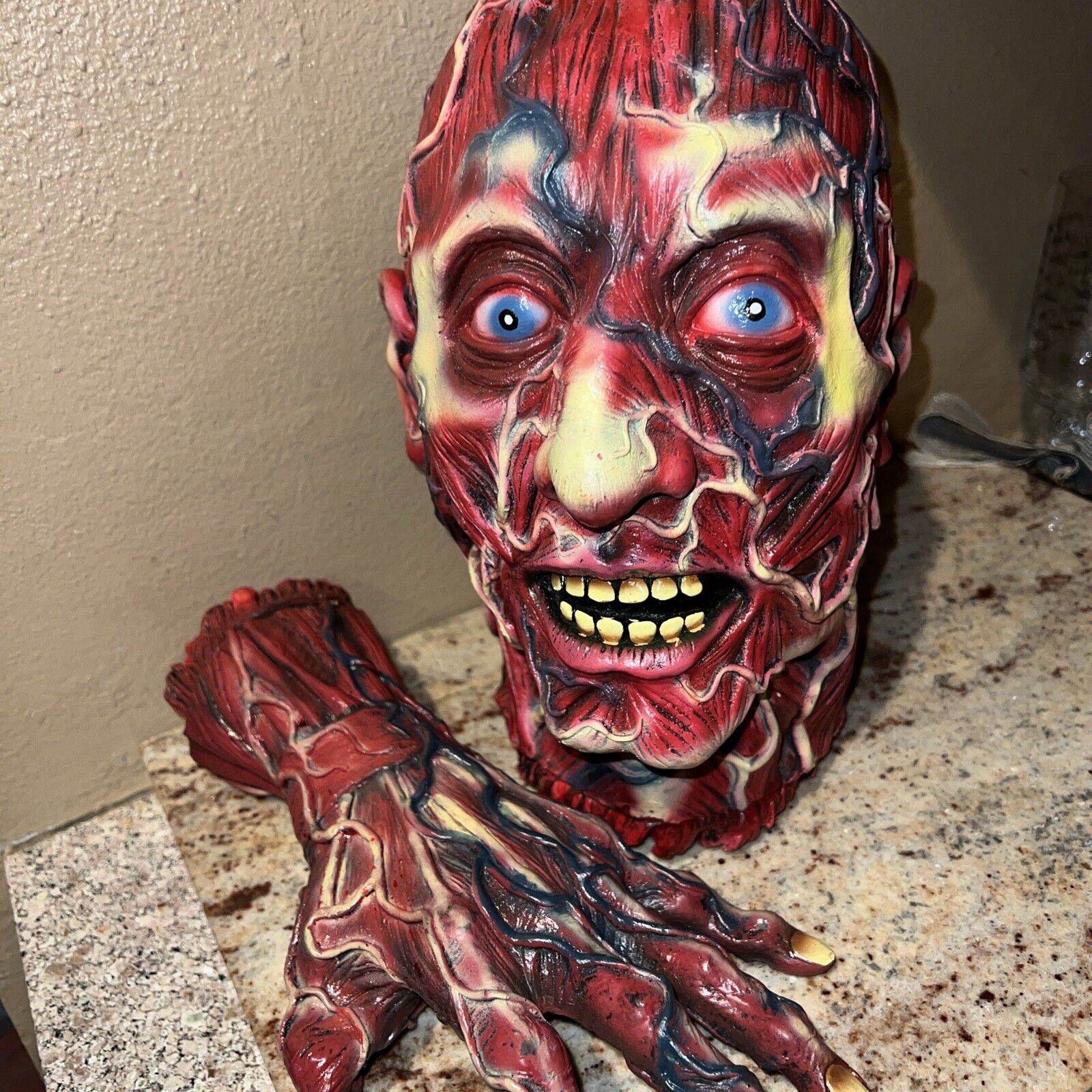 Fake Life Size Latex BLOODY SEVERED SKINNED HEAD & HAND Zombie Horror Decoration