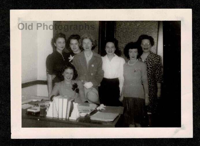 8 WOMEN @ WORK OFFICE WORKERS  1940s? OLD/VINTAGE PHOTO SNAPSHOT- A843