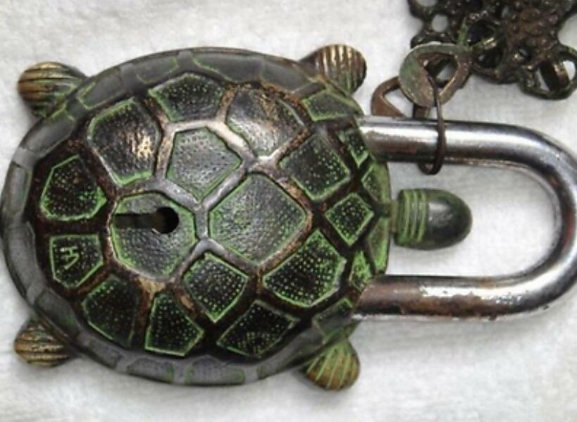 COLLECTIBLE UNIQUE CHINESE BRONZE HANDWORK CARVED TORTOISE LOCK & KEY