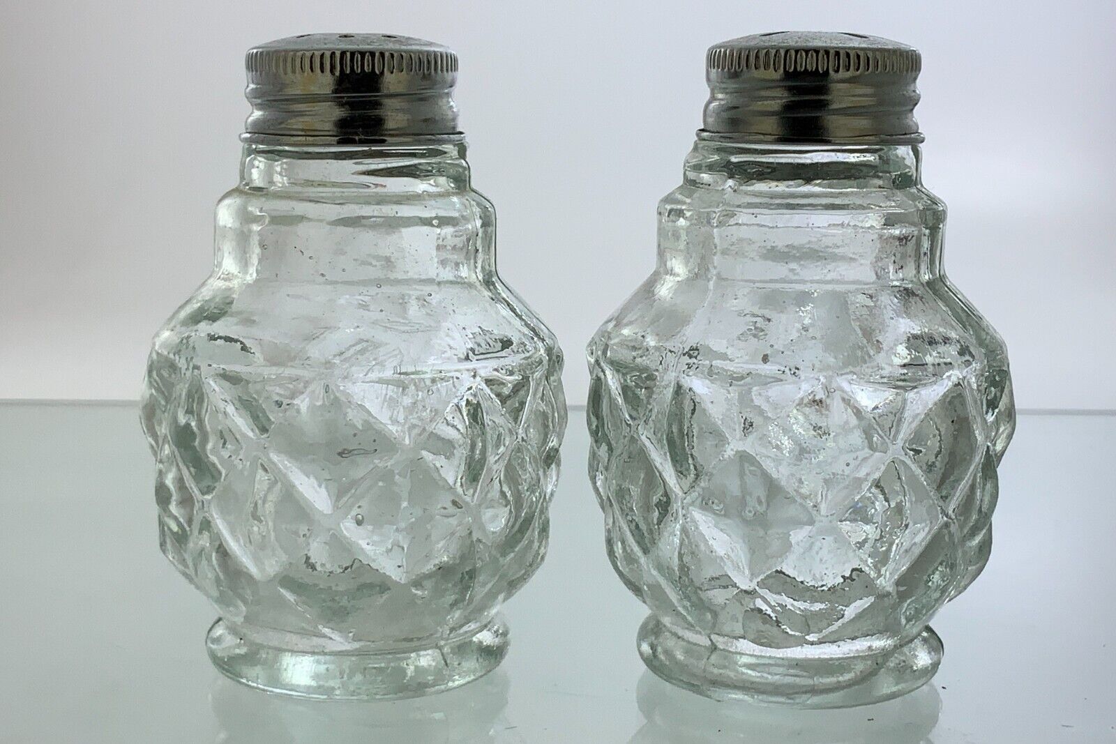 Vintage Clear Glass Metal Lid Salt and Pepper Shakers Z552