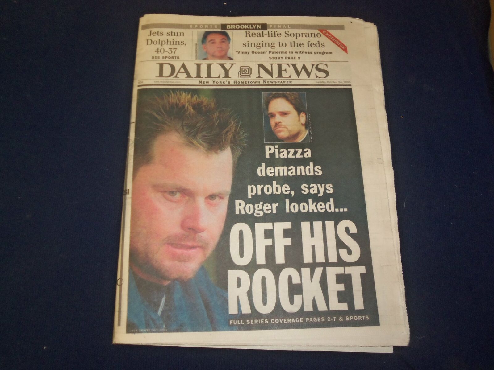 2000 OCT 24 NY DAILY NEWS NEWSPAPER -ROGER CLEMENS THROWS BAT AT PIAZZA- NP 4064
