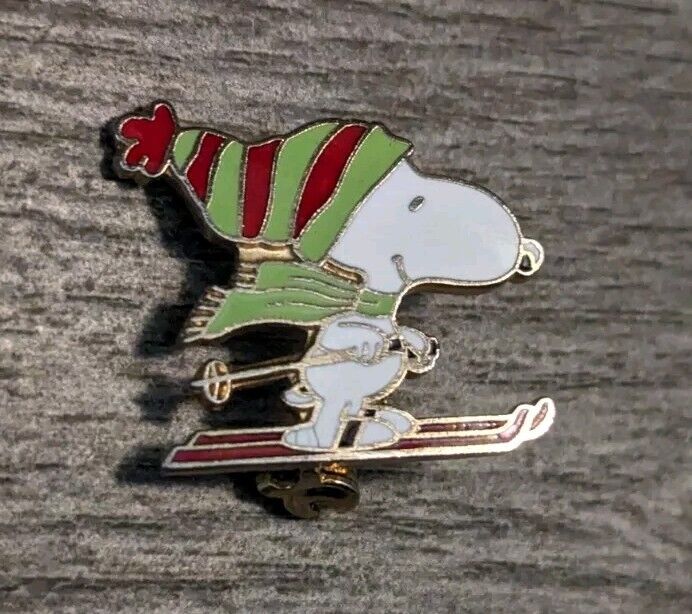 Charles M. Schulz's Snoopy From Peanuts Skiing With Beanie Vintage Lapel Pin