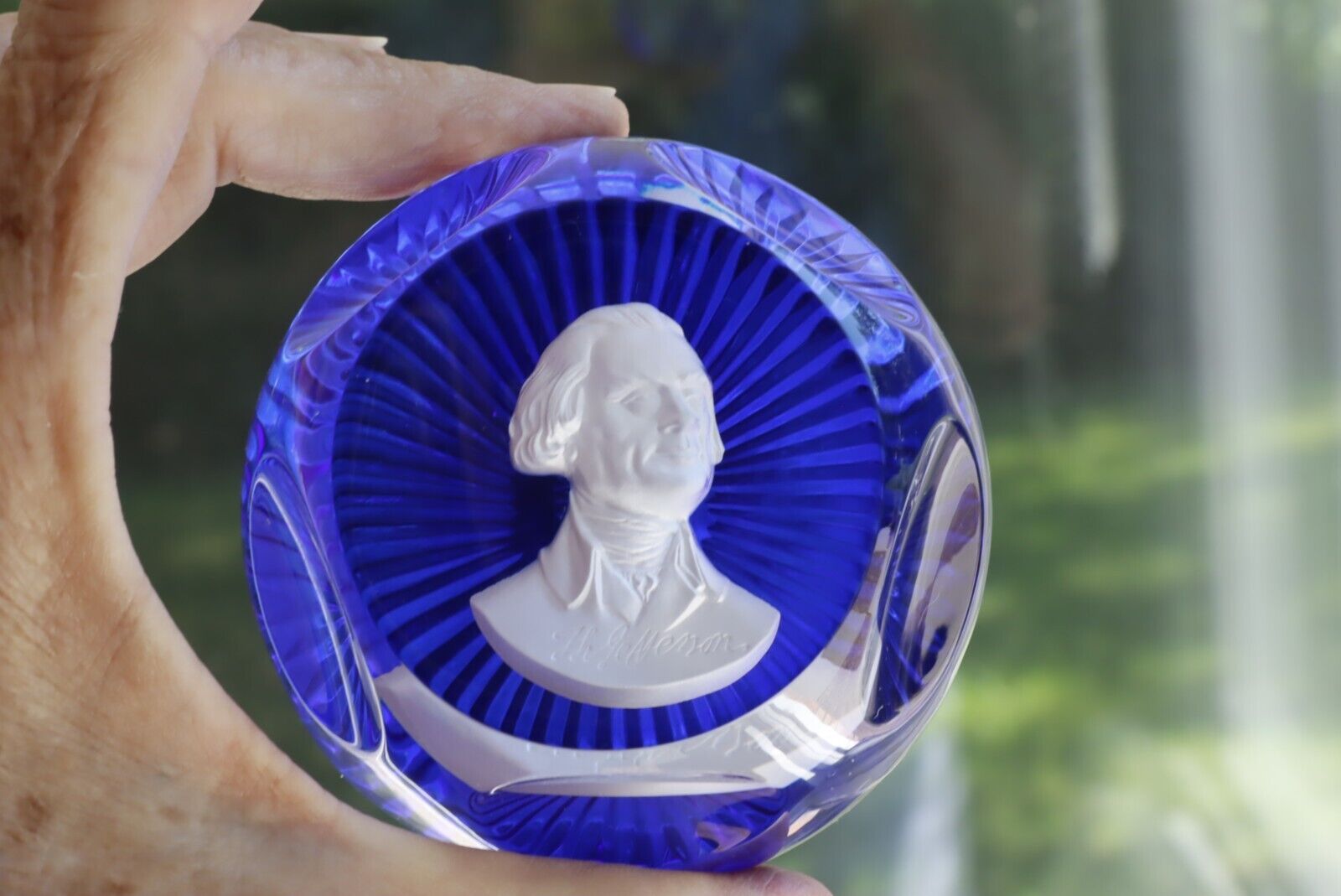 1976 The Danbury Mint Blue Crystal Paperweight Thomas Jefferson Cameo 