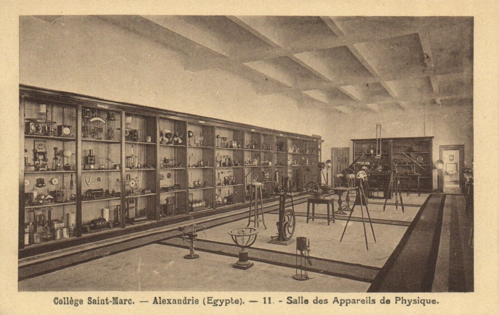PC EGYPT ALEXANDRIA SAINT-MARC COLLEGE PHYSICS ROOM, Vintage Postcard (b55275)