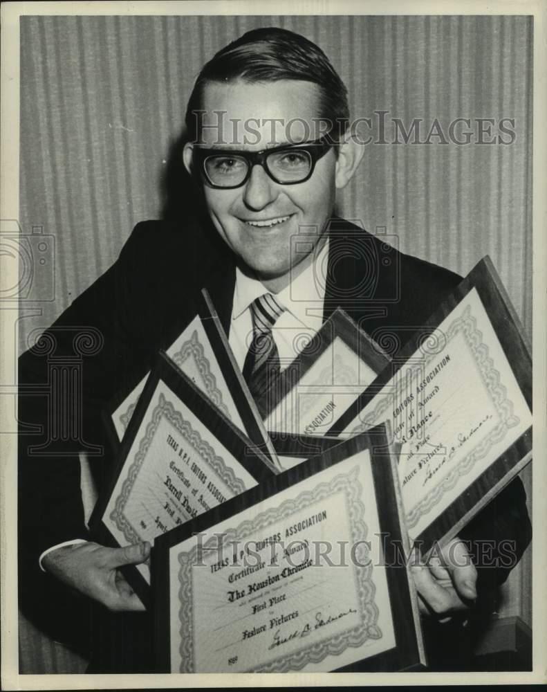 1970 Press Photo Houston Chronicle Photographer Darrell Davidson Holds Awards