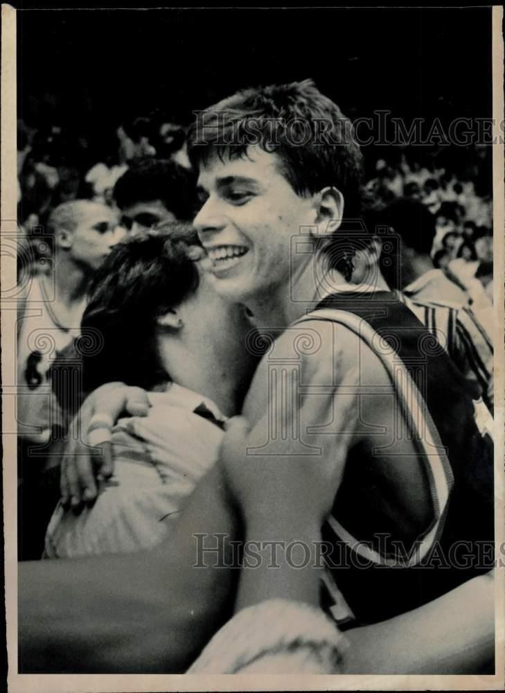 1987 Press Photo Jose Ramos of Miami senior receives hug from mother Elsa Ramos