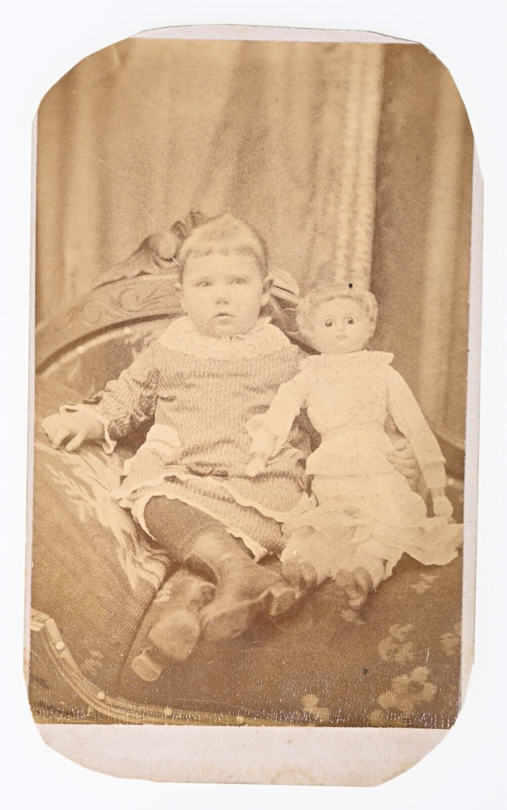 ANTIQUE CDV C. 1870s E.H. CURTISS CUTE YOUNG GIRL WITH HER DOLL NEW LONDSON OHIO