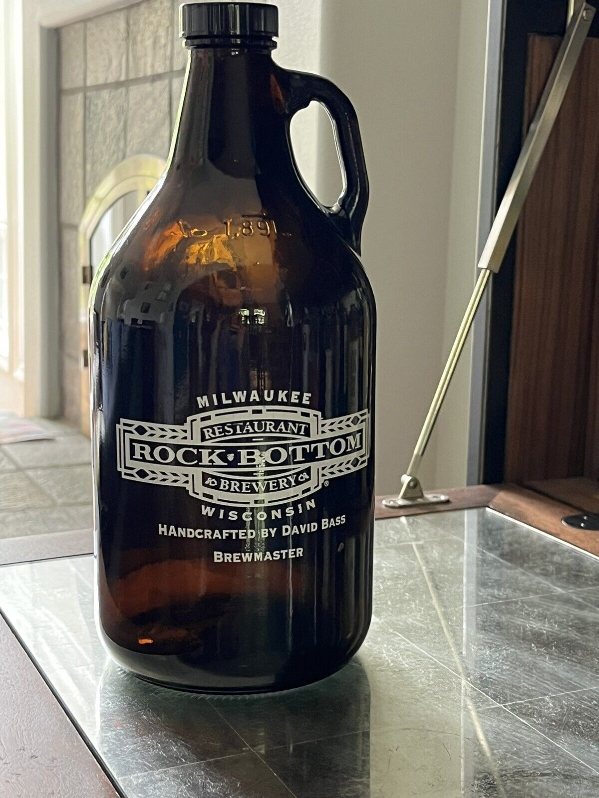 Rock Bottom Milwaukee Brewery Craft Beer 64 oz Ounce Glass Growler w Cap