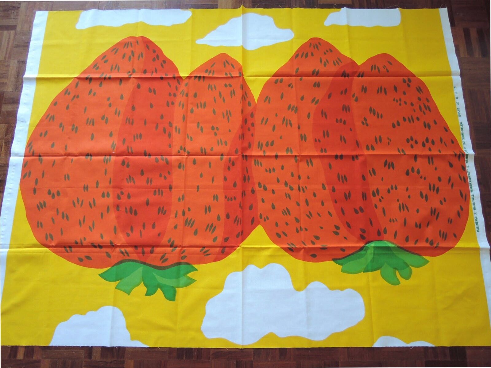 【NEW】 Marimekko MANSIKKAVUORET cotton fabric  Maija Isola 142x105cm Yellow