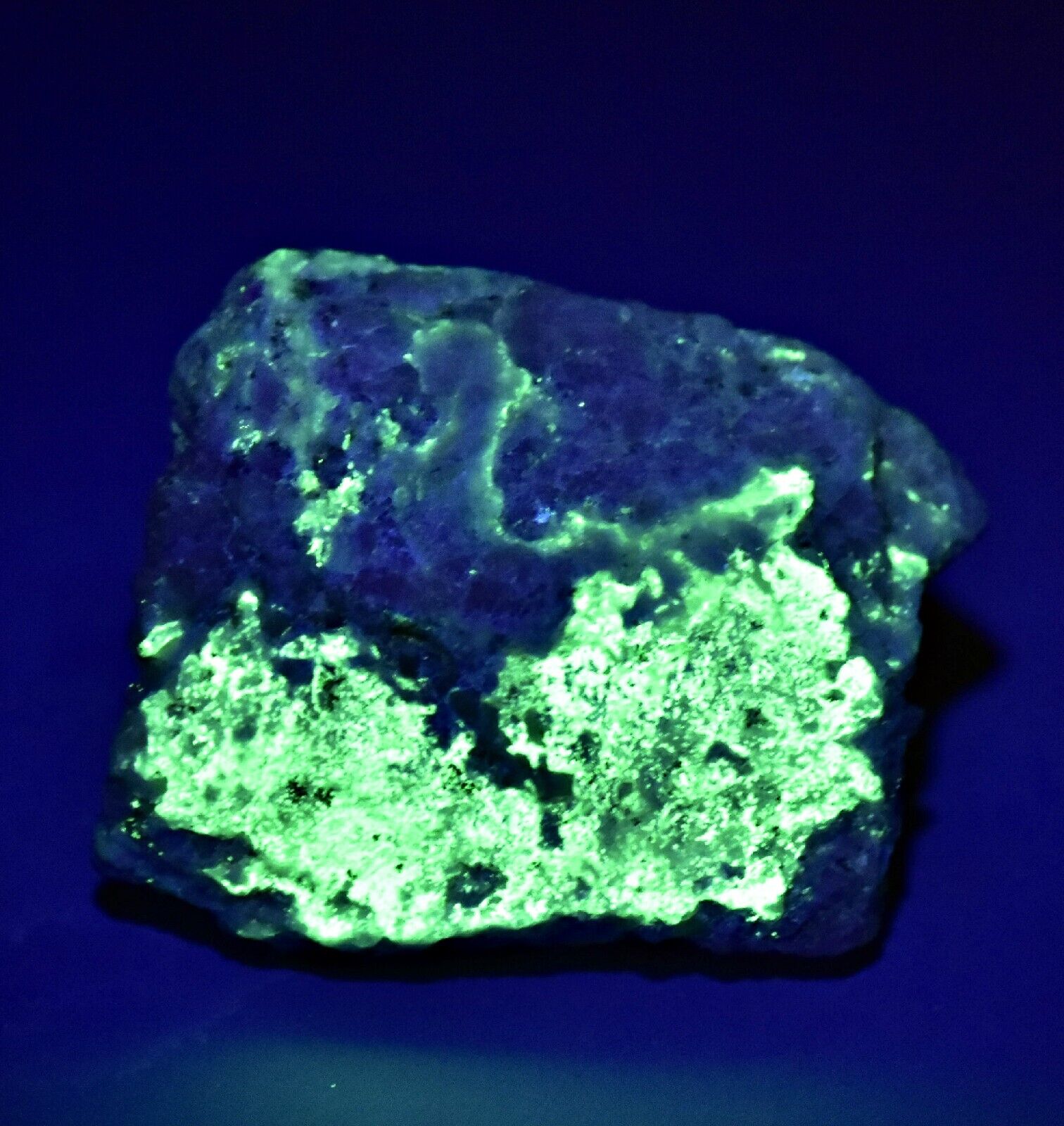 37 CT Very Rare Natural Fluorescent Tenebrescent Hackmanite Specimen