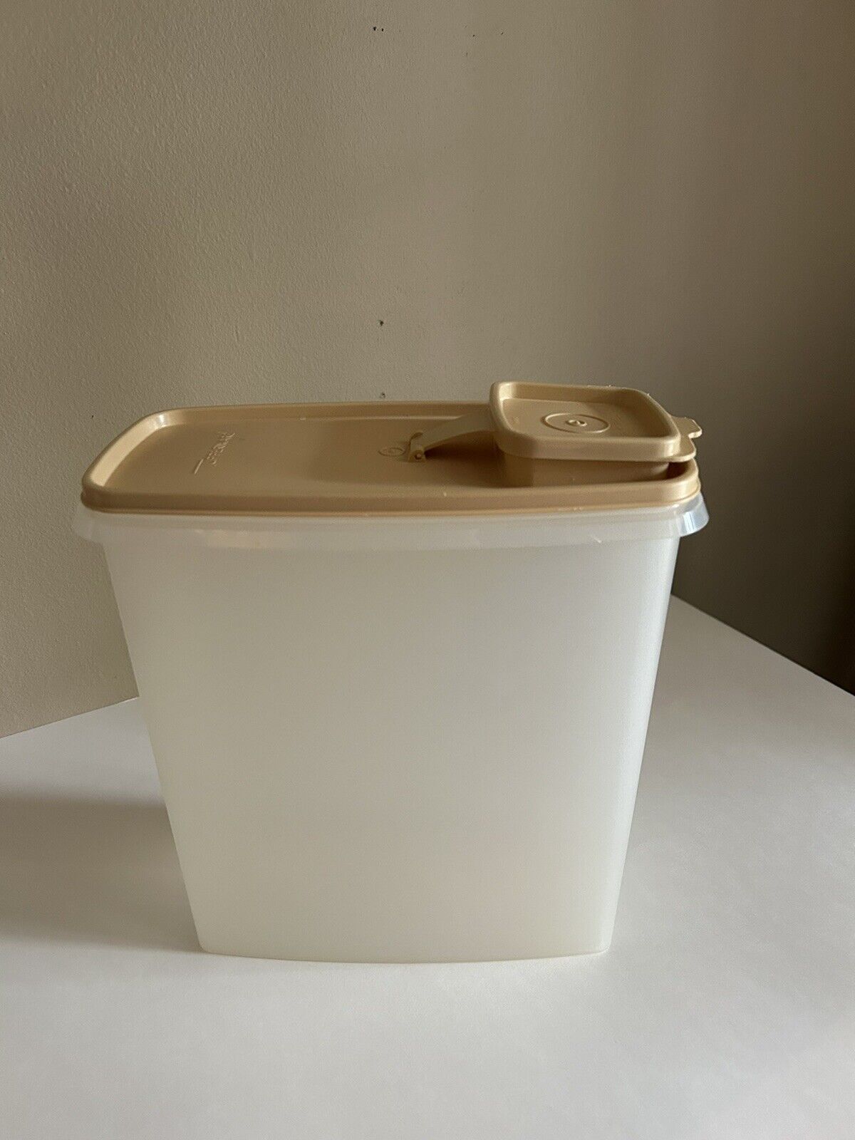 Tupperware Dry Storage/Cereal Container 1588-8 with Gold Lid 1590-8