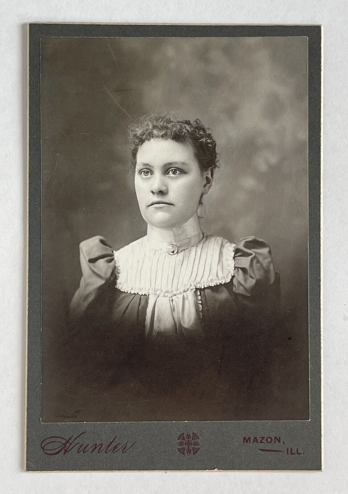 Victorian Cabinet Card Photo Woman Pretty Lady Mazon, Illinois Antique