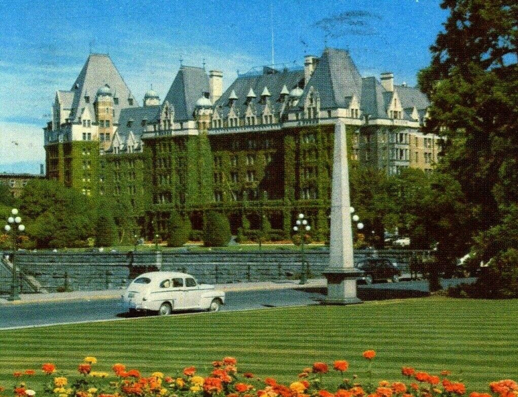 1950s view C.P.R. Empress Hotel Victoria BC Canada & old car vintage postcard
