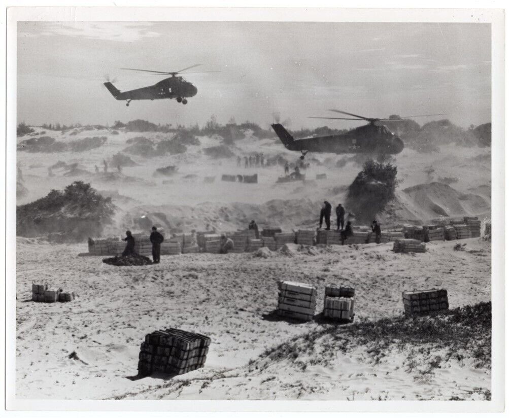 1965 Supplies Arrive 3rd Marine Division Chu Lai Vietnam Original Press Photo