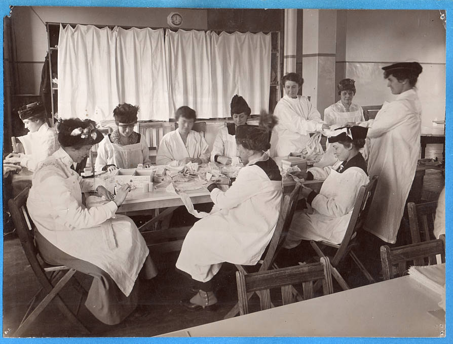 1915 War Relief Named Women Rolling Bandages Original Press Photo