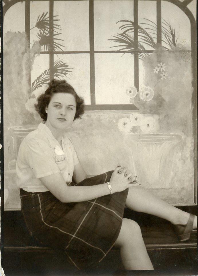 QQ219 Vtg Photo PRETTY 1940\'S WOMAN POSING WINDOWSILL BACKDROP