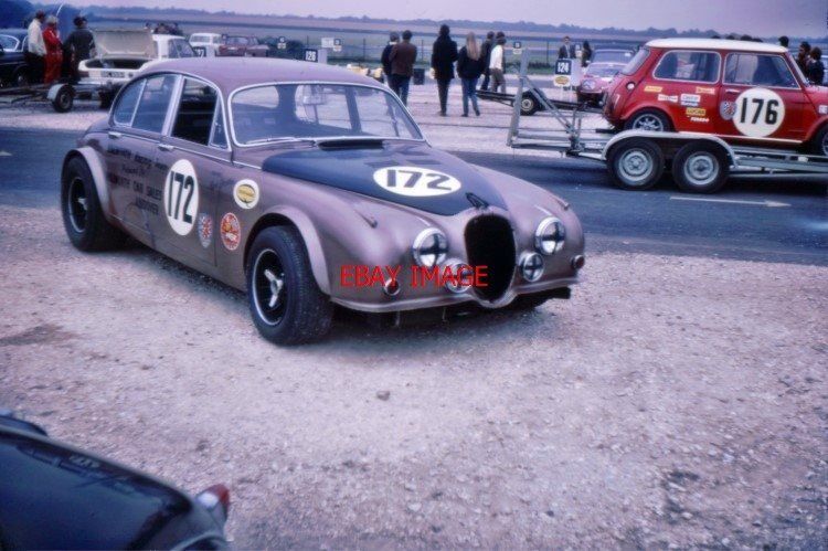 PHOTO  ROD FORBES' WALWORTH RACING TEAM JAGUAR MKII 3.8 TAKES CENTRE STAGE WHILE