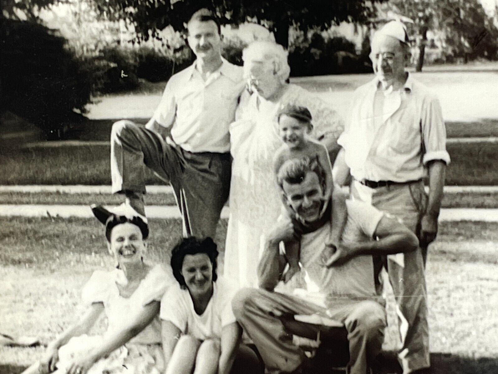 Vi Photograph Funny Family Photo Happy Smiling Acting Silly 1940-50's