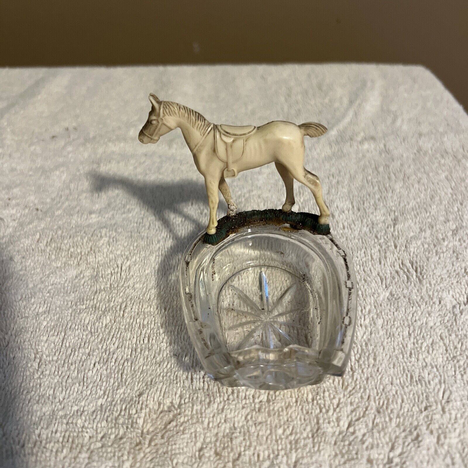 Vintage Horseshoe Glass Ashtray With beige Plastic Horse Decoration