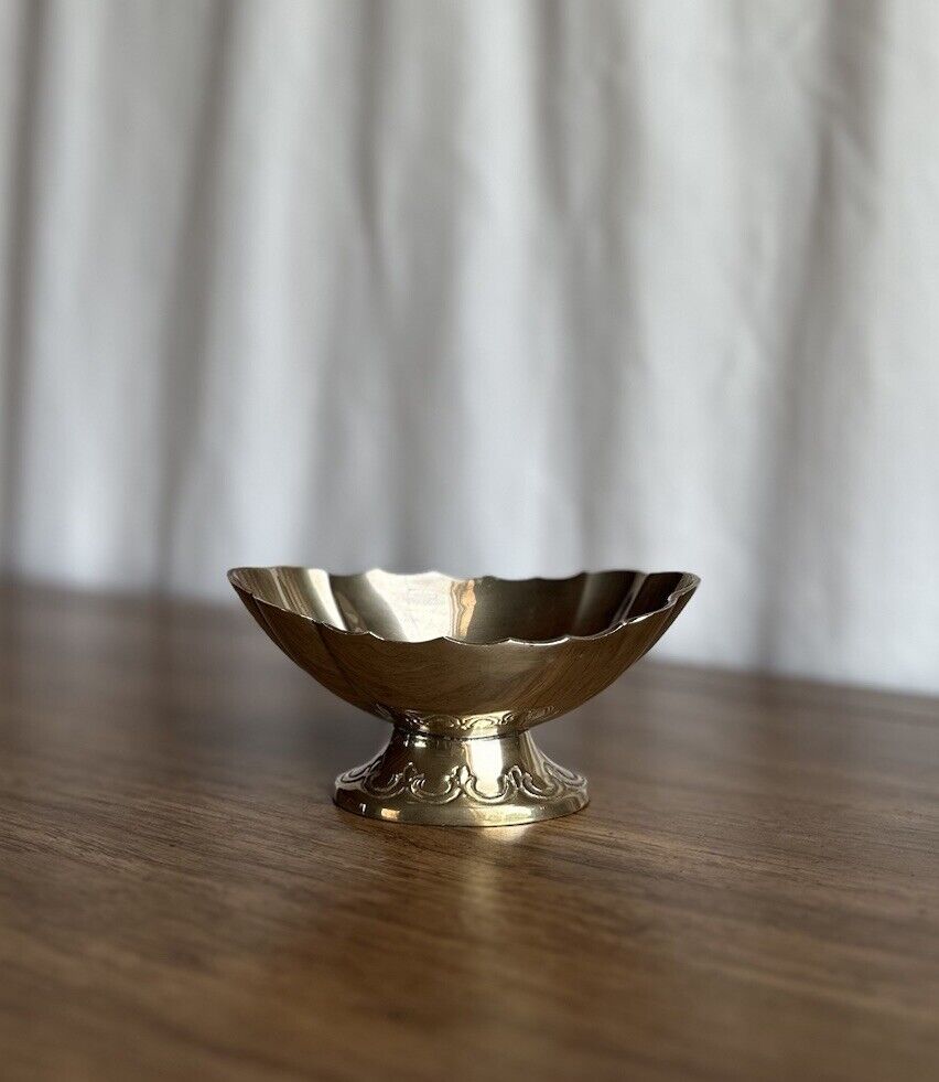 Small Vintage Brass Scalloped Oval Trinket Jewelry Dish