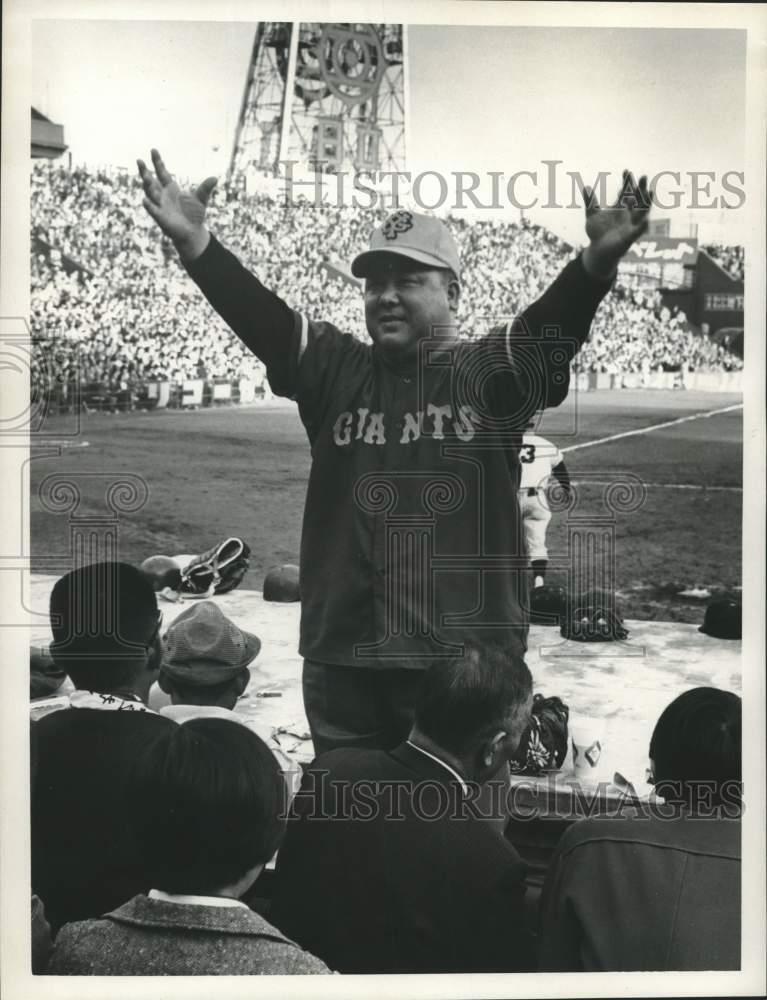 1965 Press Photo Japanese baseball fan is Yomiuri Giants answer to NY Mets fans