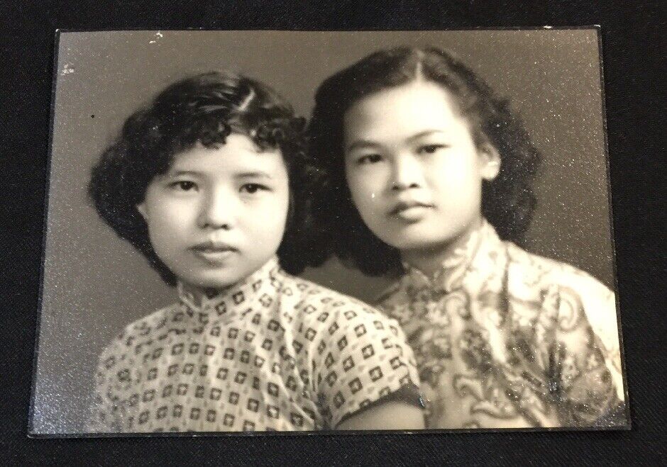 1950\'s Overseas Chinese friendship ladies girl female  studio photo 