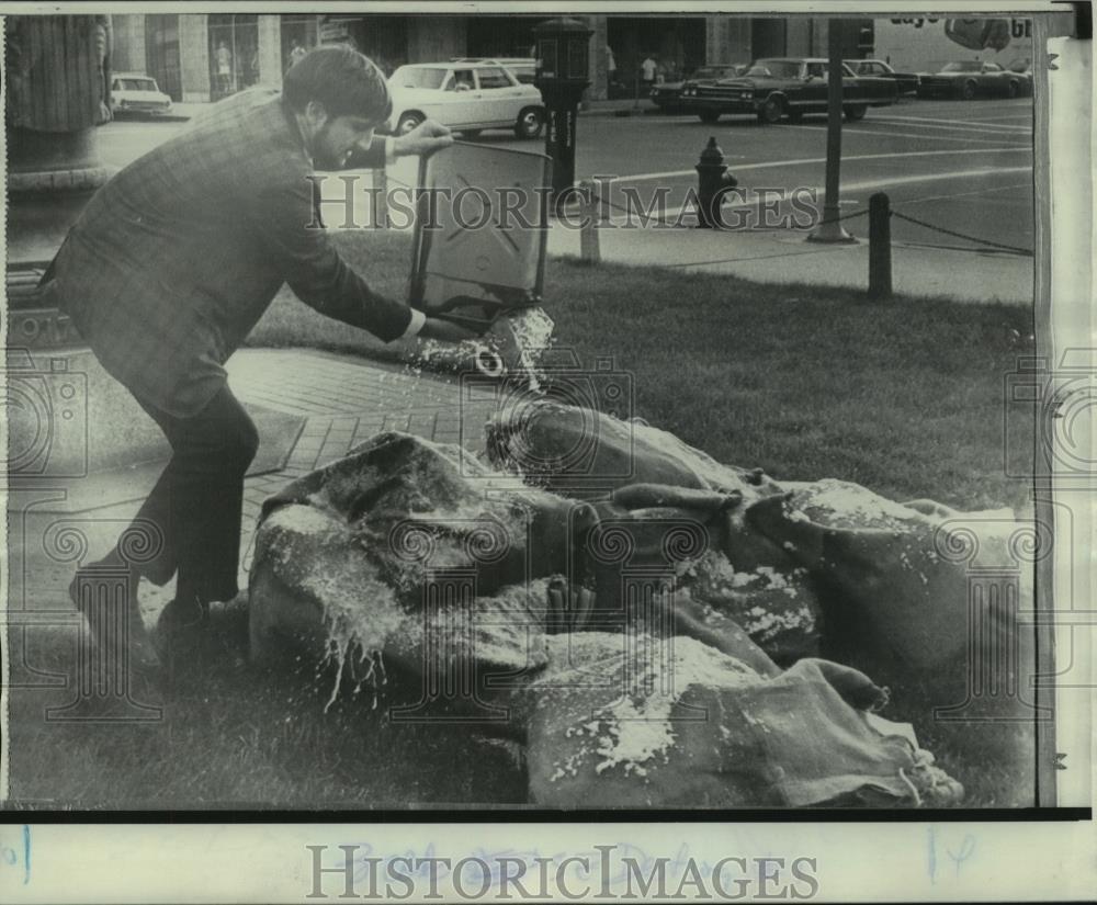 1968 Press Photo Anti-war demonstrator throws gasoline on stolen draft records