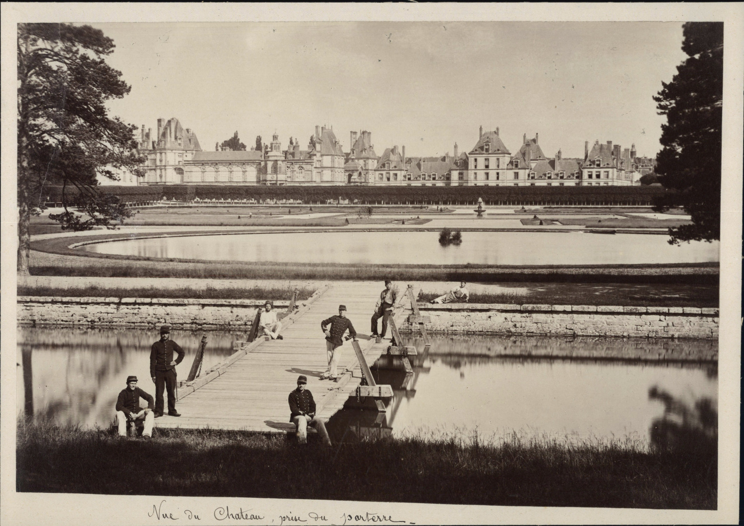 France, Château de Fontainebleau, Militaires sur le parterre, ca.1880, print vi