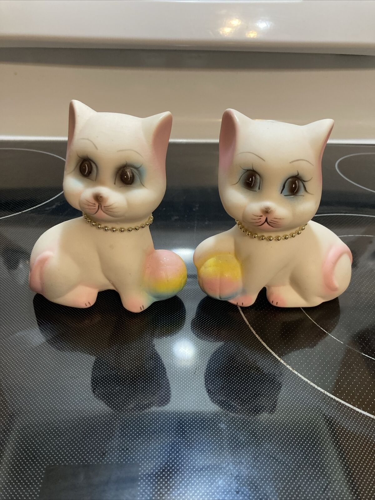 vintage mid century Cats Figurines White Pink Yellow Yarn