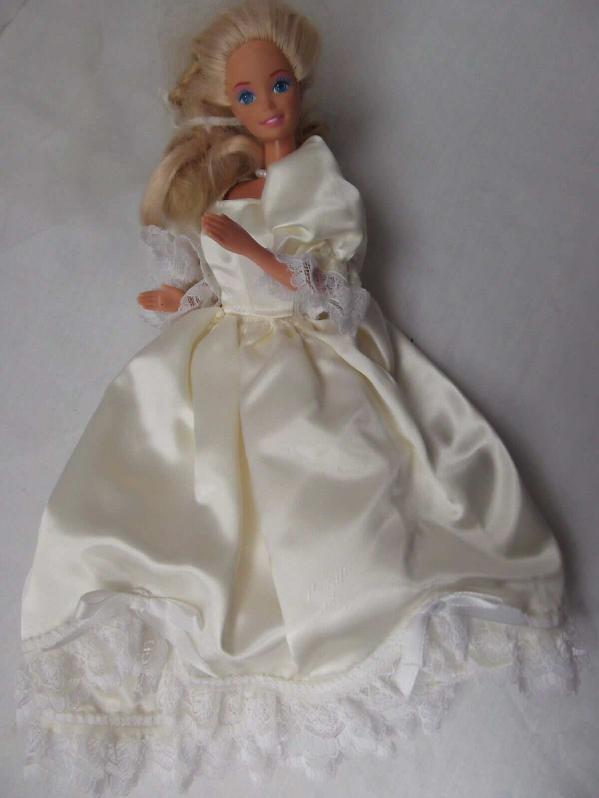 Vtg 1986 blonde Barbie Doll Wedding Dress veil lace bow pearl necklace