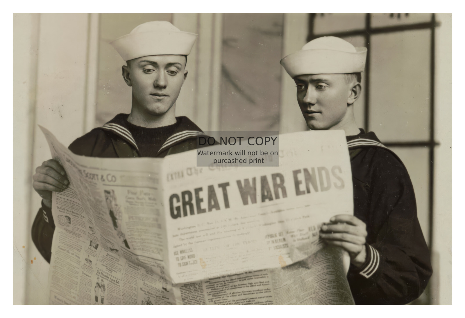 WW1 SOLDIERS READING NEWSPAPER 