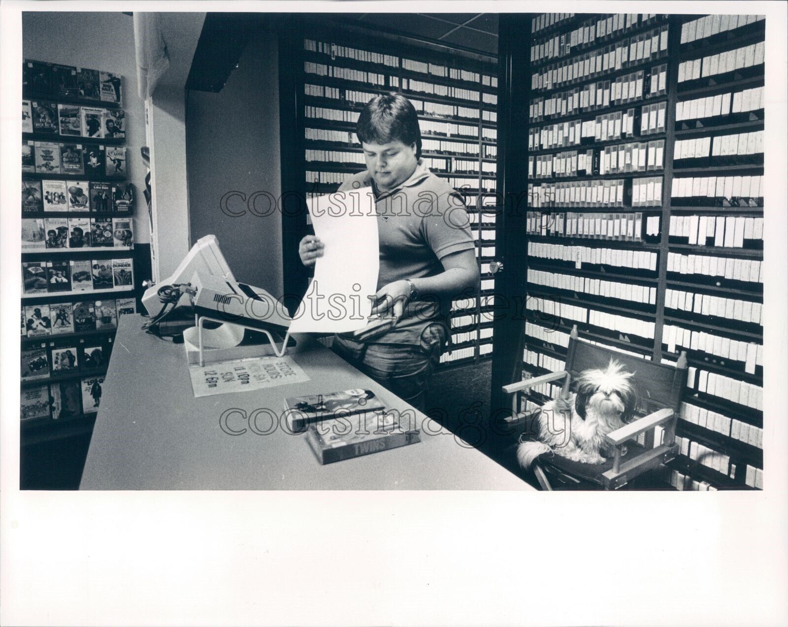 1989 Press Photo Man & Cute Dog Run Video USA Renting VHS Tapes South Florida