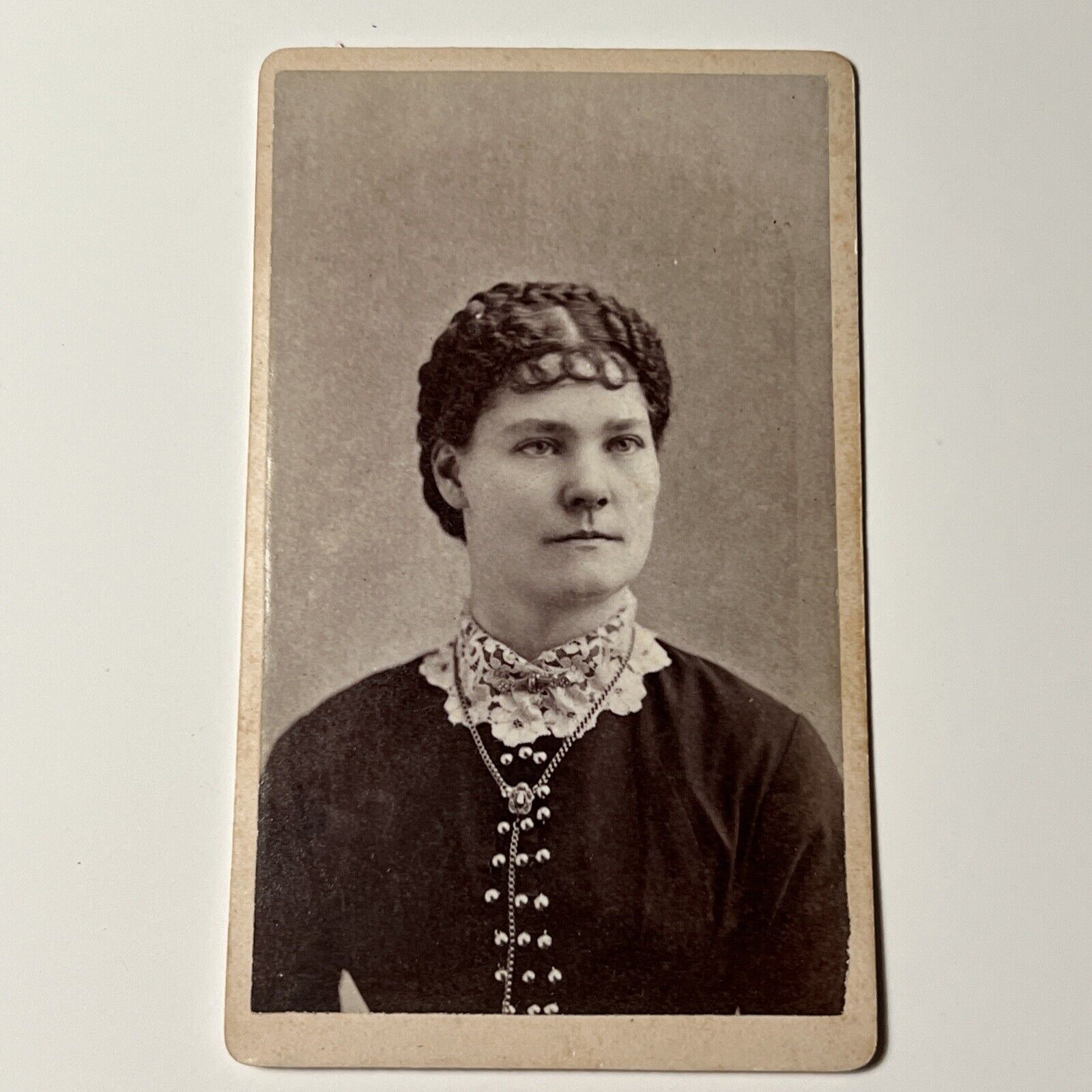 CDV 1880 Woman of LOWELL MASSACHUSETTS Carte de Visite Photo LOOPED BRAIDS HAIR