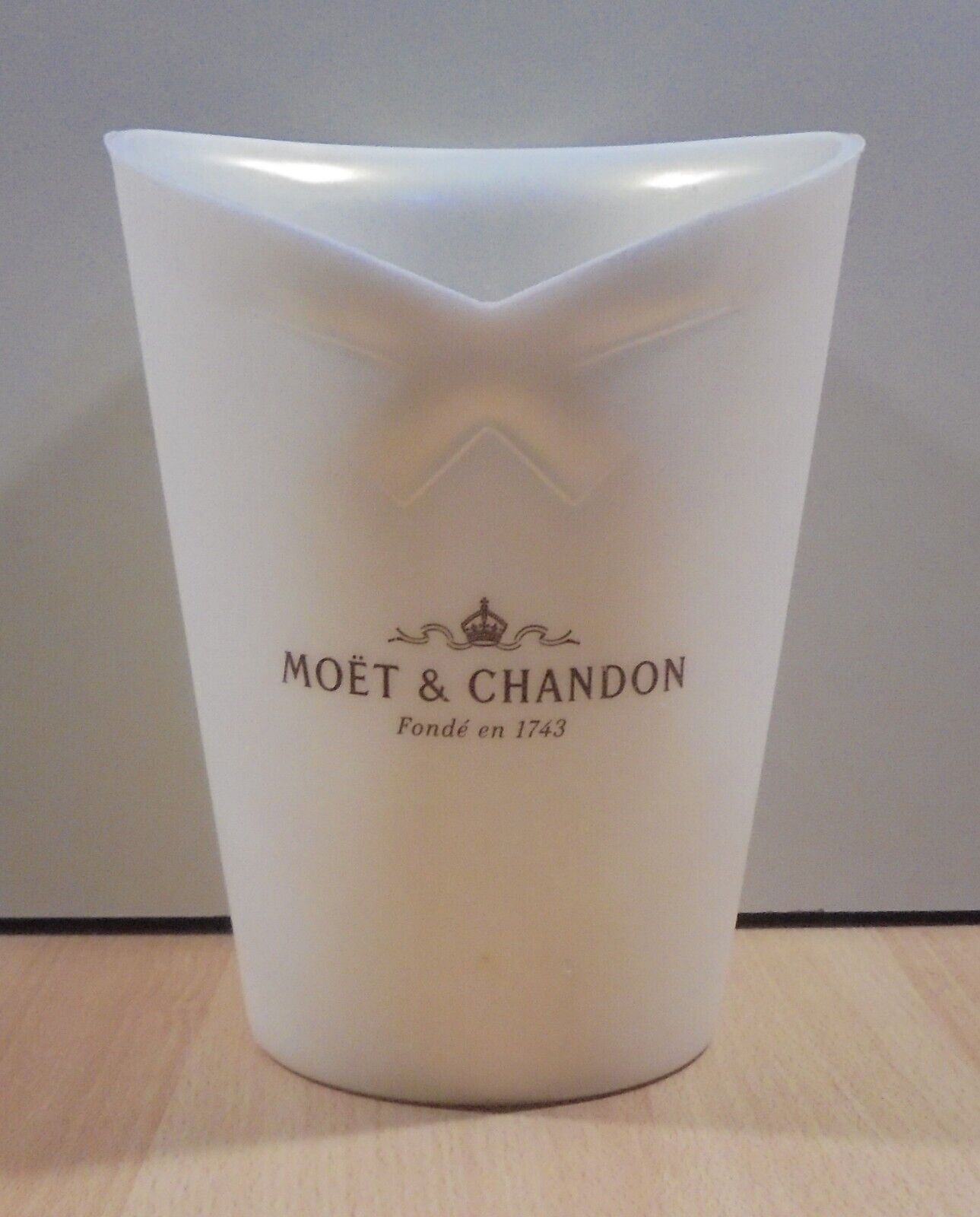 MOET AND CHANDON CHAMPAGNE ADVERTISIGN PLASTIC ICE BUCKET