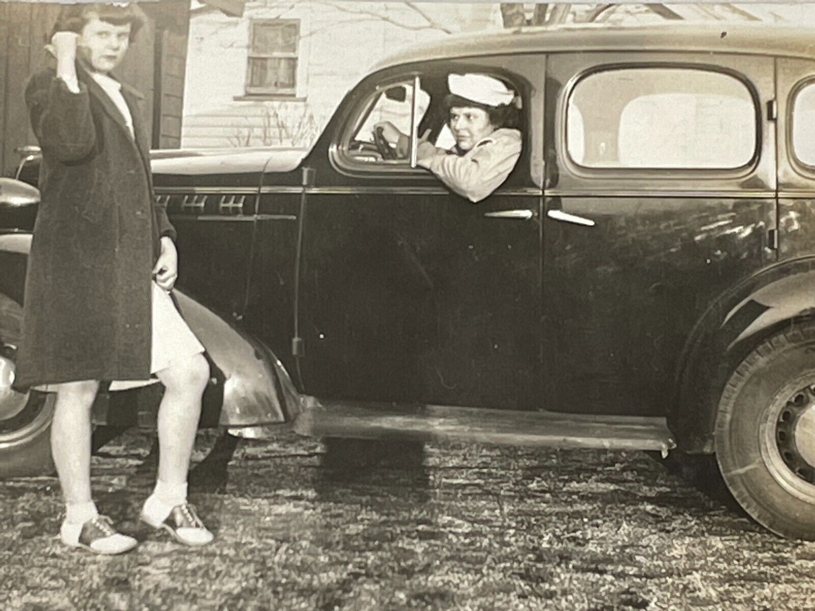 R1 Photograph Women  Hitchhiker Woman Driving Car  1940's Sailors Hat Gay Int