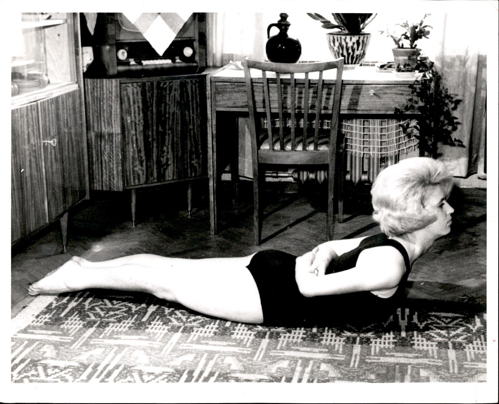 LD349 1965 Original Photo SOVIET WOMEN WOMAN DAILY EXERCISE DRILL LEGGY BEAUTY