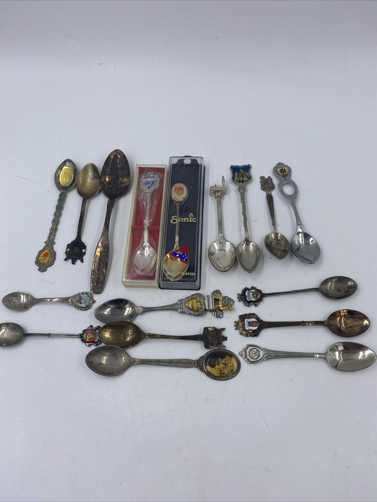 COLLECTORS SPOONS - Lot Of 17- Age Is Unknown (?)