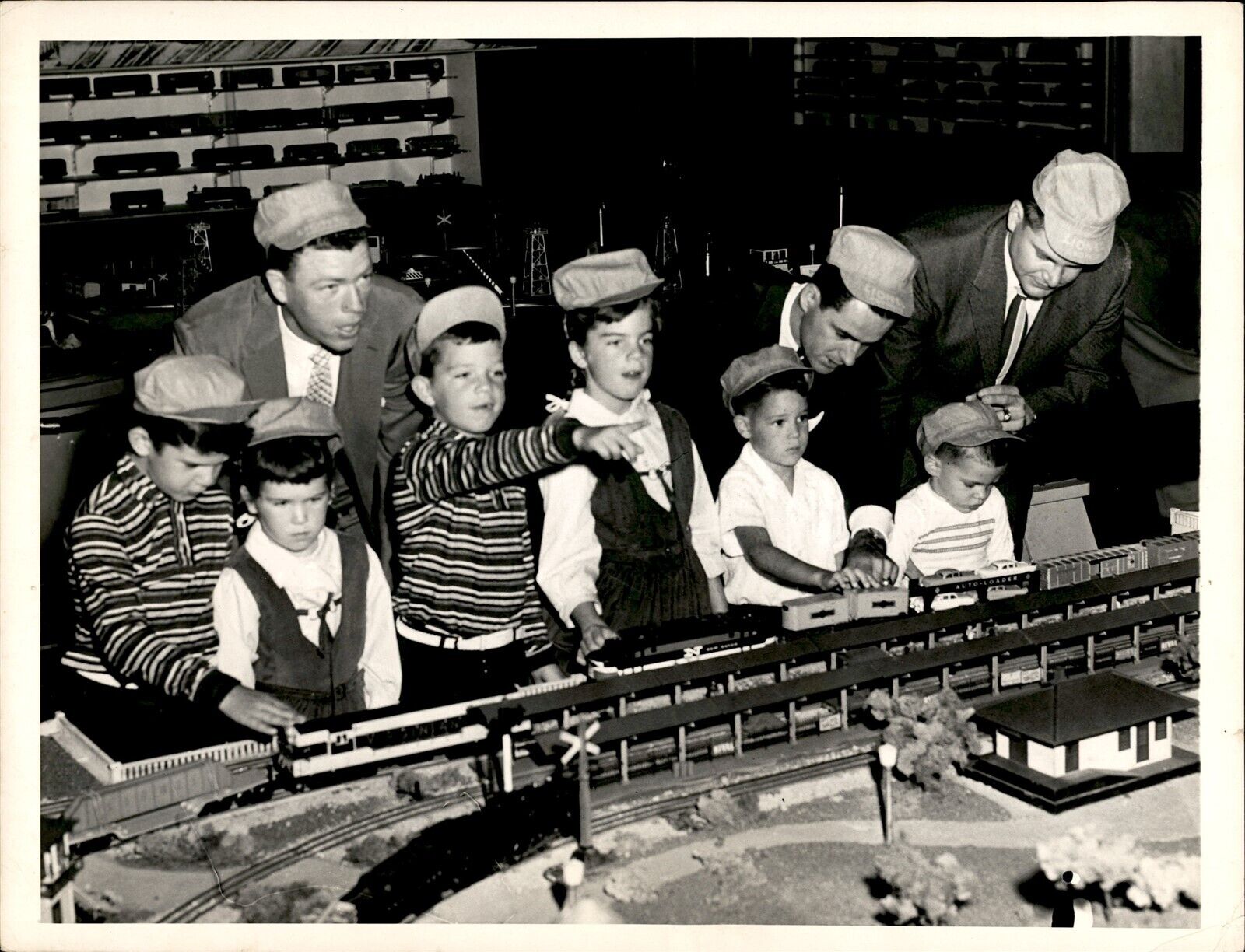 PF31 1950s Orig Photo PRO BASEBALL STARS PLAYING WITH LITTLE KIDS & MODEL TRAINS